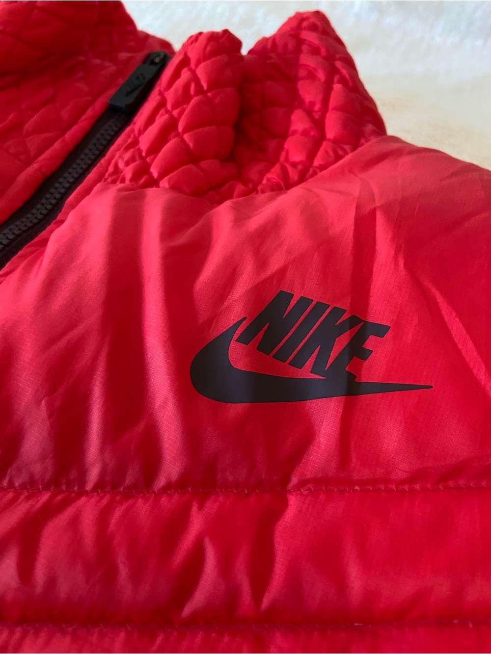 Nike Women's Red/Watermelon Puffer Vest - Lightweight with Pockets Small - Picture 2 of 12